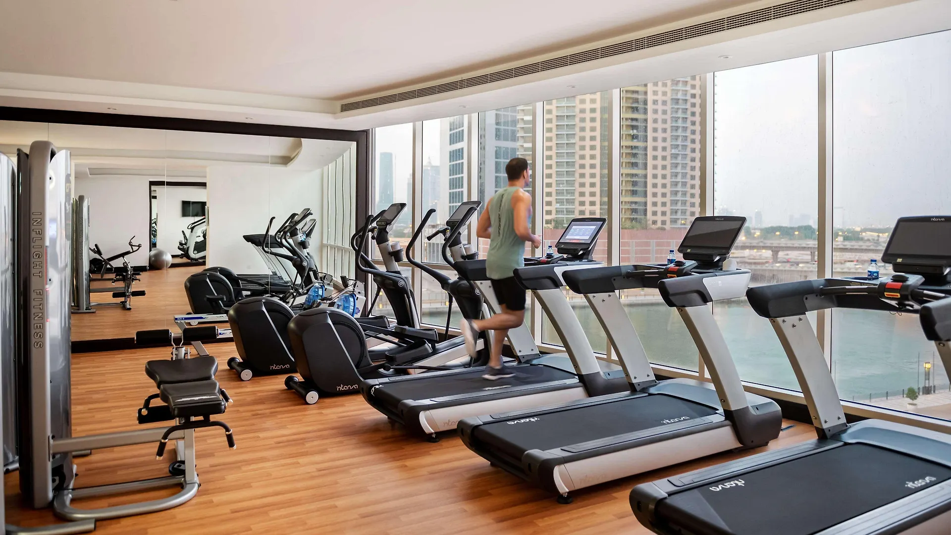 Radisson Blu Hotel, Dubai Canal View 5*,  الإمارات العربية المتحدة